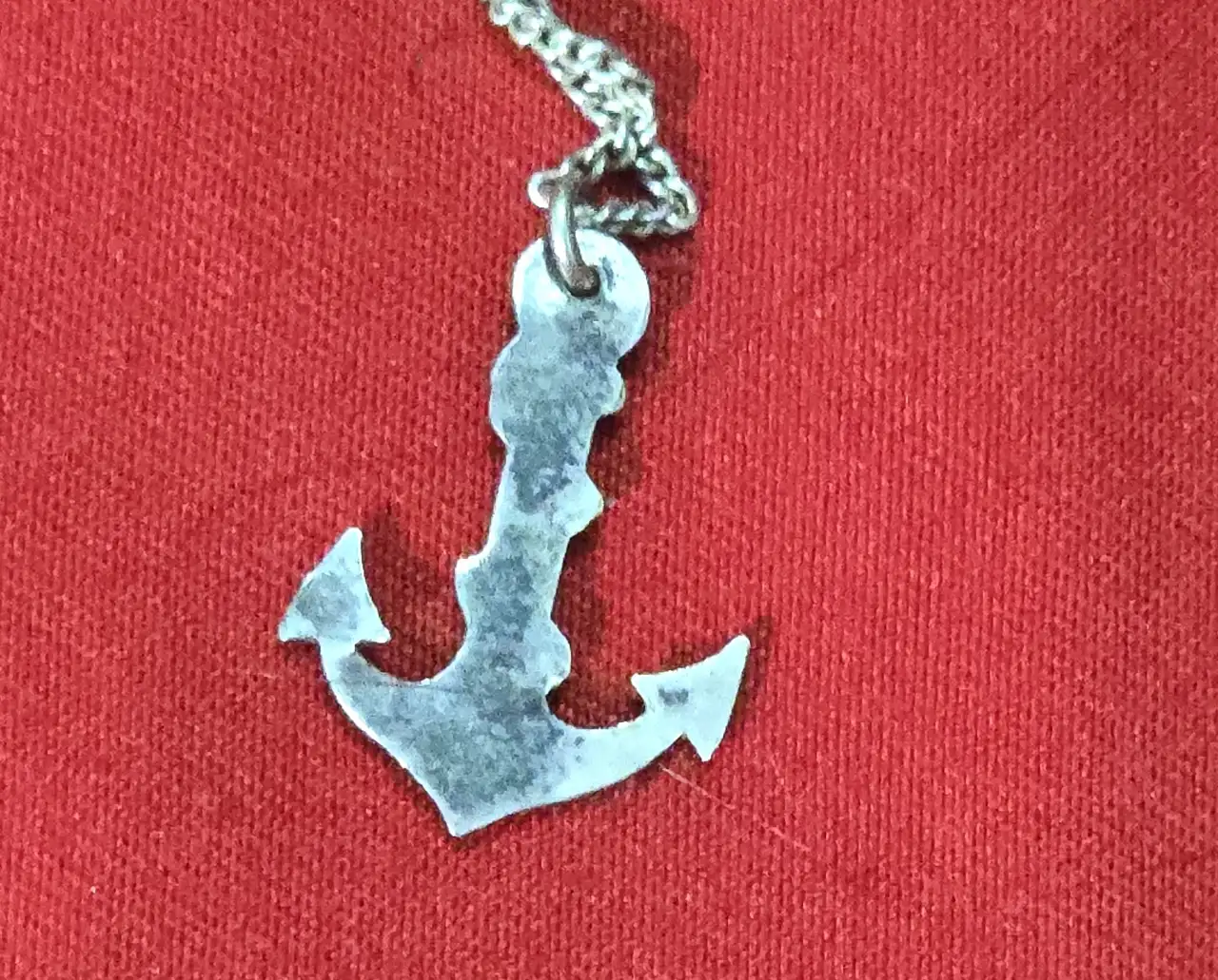 שרשרת ותליון כסף סטרלינג 925 חתום שרשרת באורך 50 סמ  תליון ימאים מרהיב עשוי בעבודת יד בעיצוב עוגן עם חבל מלופף גודל 1.5×2.5 סמ משקל 4.1 גרם