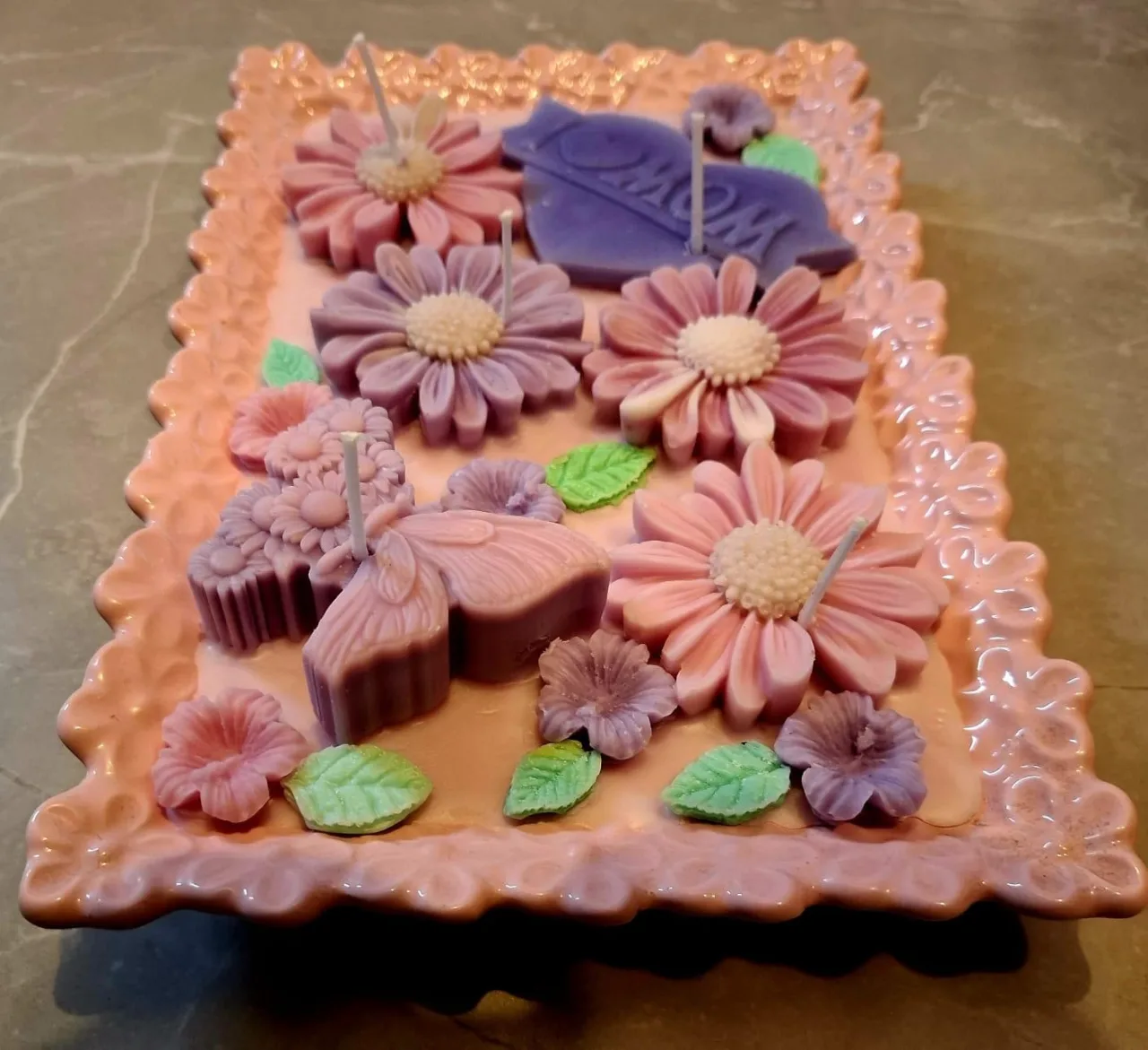 נר פרחים ריבועי בעיצוב אומנותי