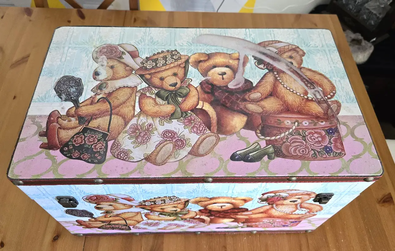 ארגז עץ לחדר ילדים או חדר משחקים מעוטר דמויות של דובים מידות אורך 52ס'מ רוחב 30ס'מ עומק 30 ס'מ