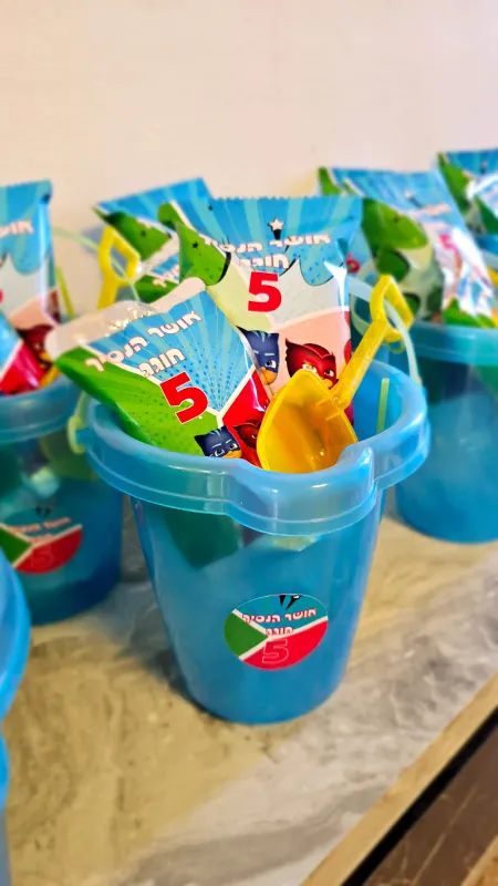 דלי וכף עם טרופית וחטיף