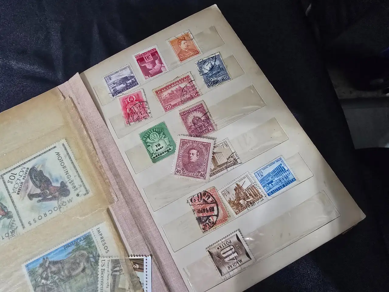 אלבום בולים שנות ה.60 ישנה הקדשה עם התאריך 1960  ישנו בול מס קניה וכמובן הבולים שבפנים