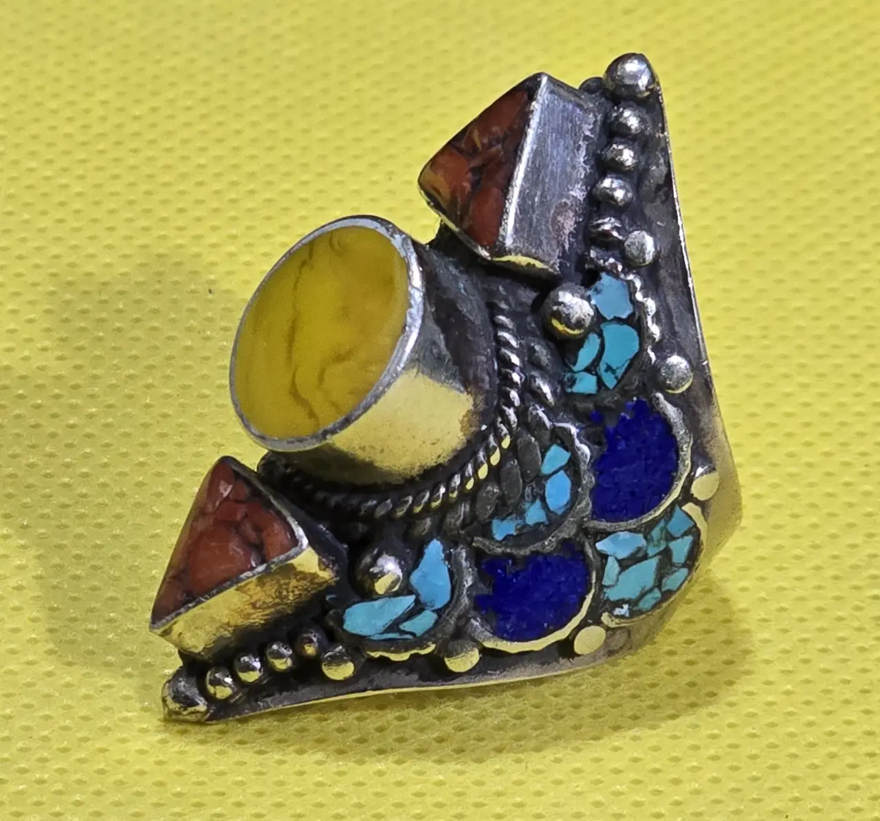 טבעת ככל הנראה עשויה כסף נמוך משולבת עם מתכת לבנה אלפקה סגנון אתני דרום אמריקה עבודת יד איכותית ומיוחדת אבני חן נטורל טביעי מידה 8