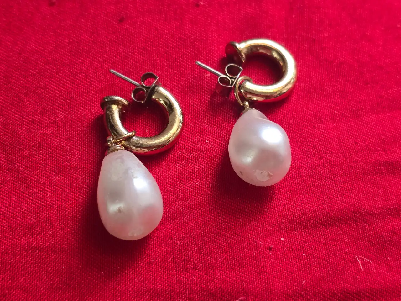 זוג עגילי פנינה עם סוגרים מוזהבים העגיל ורסטילי (רב שימושי ) אפשרי שימוש עם הפנינה ובלי