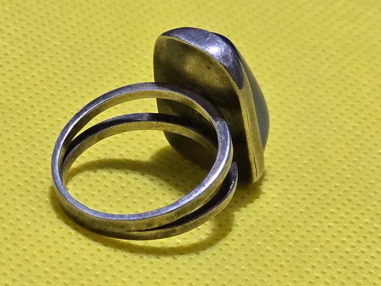 טבעת כסף מרהיבה ובעלת נוכחות כסף סטרלינג 925 חתום עשויה בעבודת יד אומן גוף הטבעת בנוי משניי טבעות משולבות ראש הטבעת משובץ באבן חן כחולה בליטוש חלק מידה 8 משקל 7.7 גרם