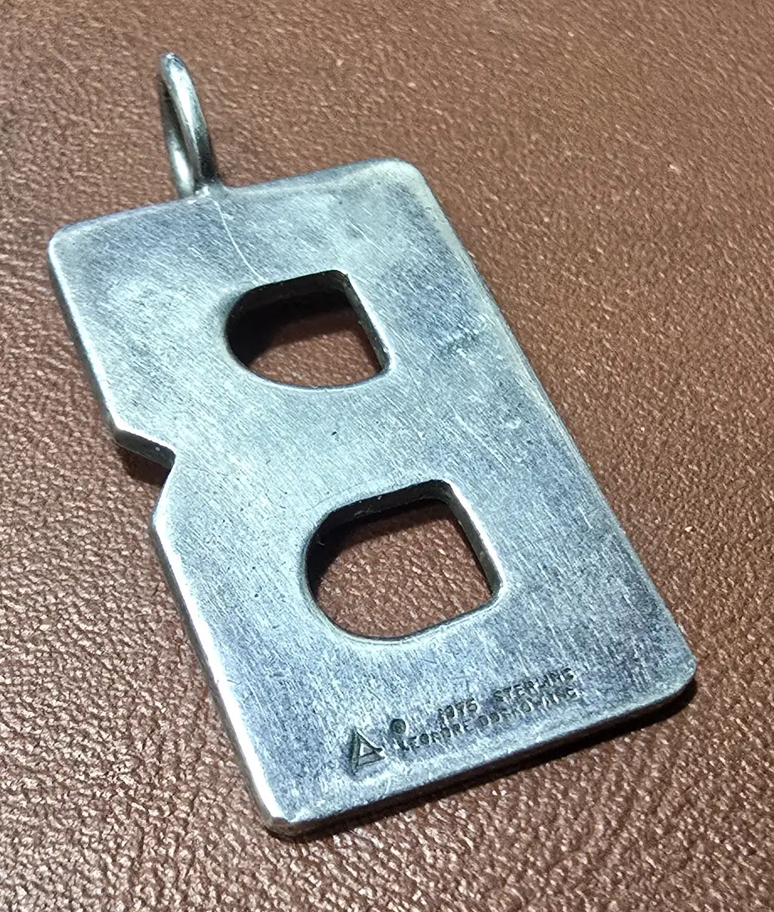 תליון האות B  מעוצב בסגנון מלבני עשוי מכסף סטרלינג שנת 1975