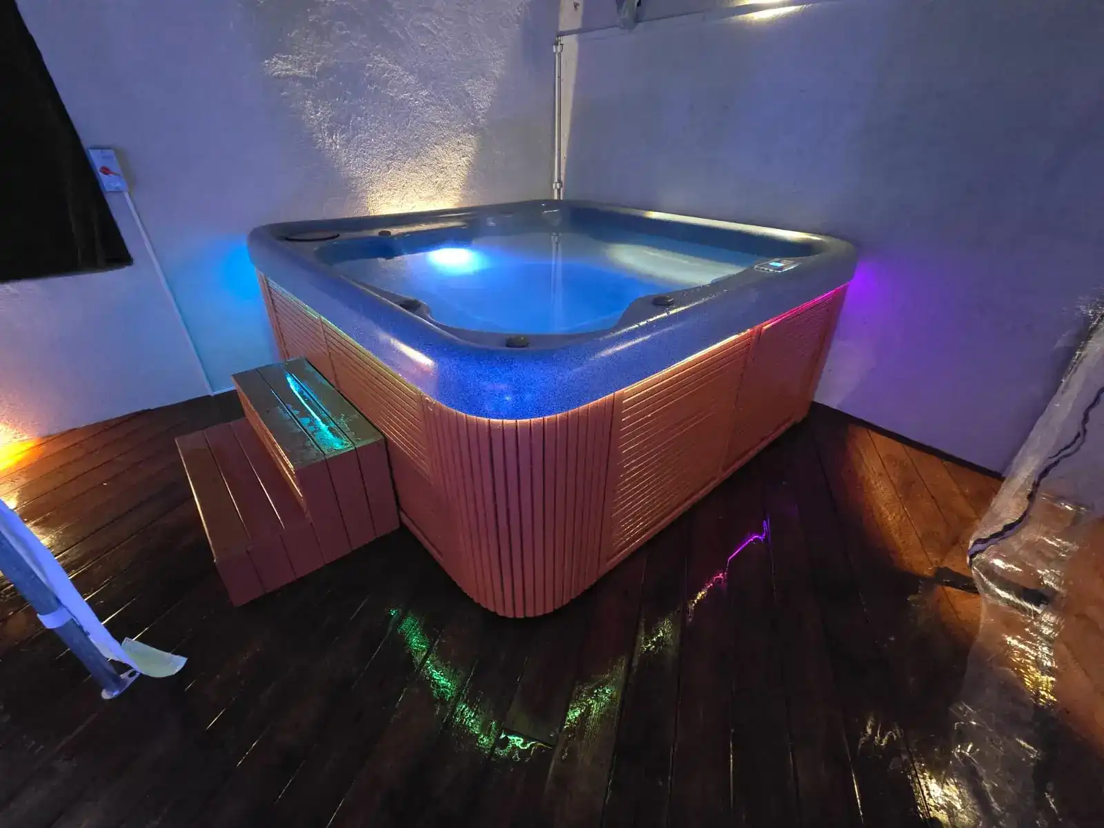 בריכה מחוממת ומקורה