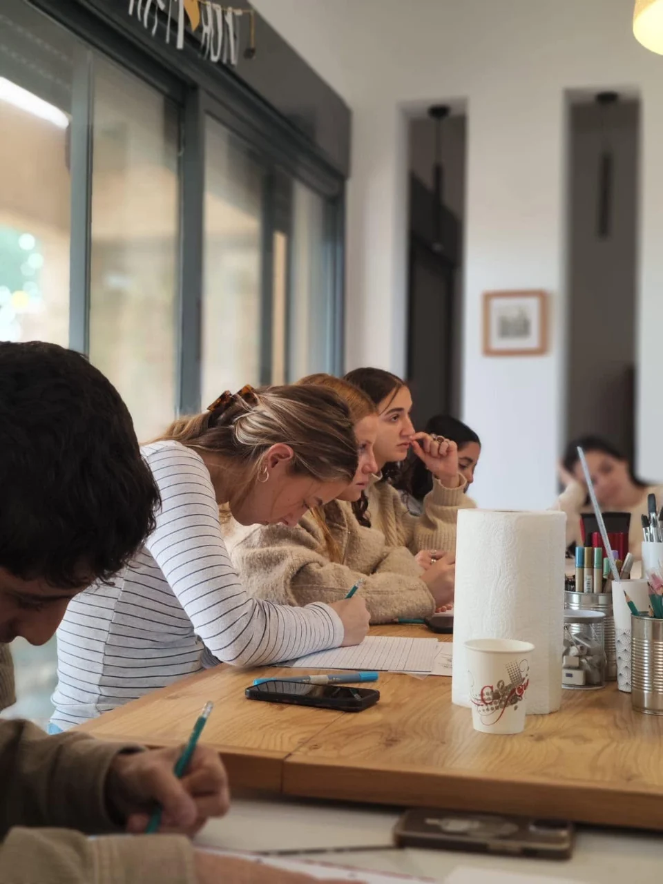 מנדלות, כתיבה במעגל ומגזרות נייר: מסע של ריפוי ויצירה פנימית