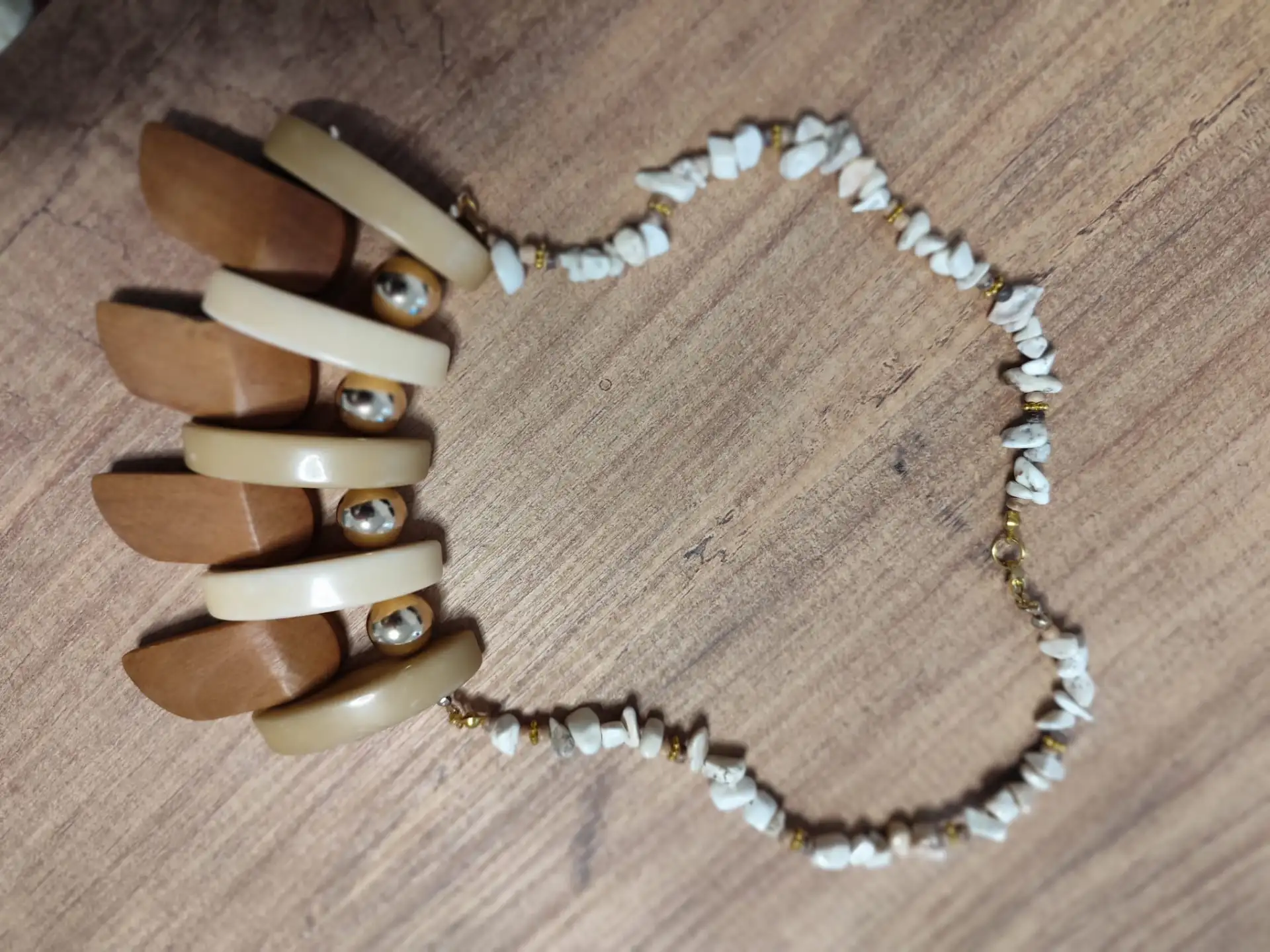 תכשיט עשוי מבקליט עץ ואבן חן