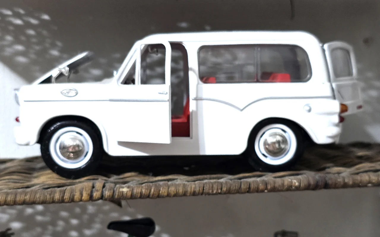 דגם מכונית סוסיתא קוביה מודל 1965, עשוי מתכת Dia-Cast ביחס 1/18, דלתות, מכסה מנוע ודלת אחורית נפתחים, 7x21x9 ס"מ
