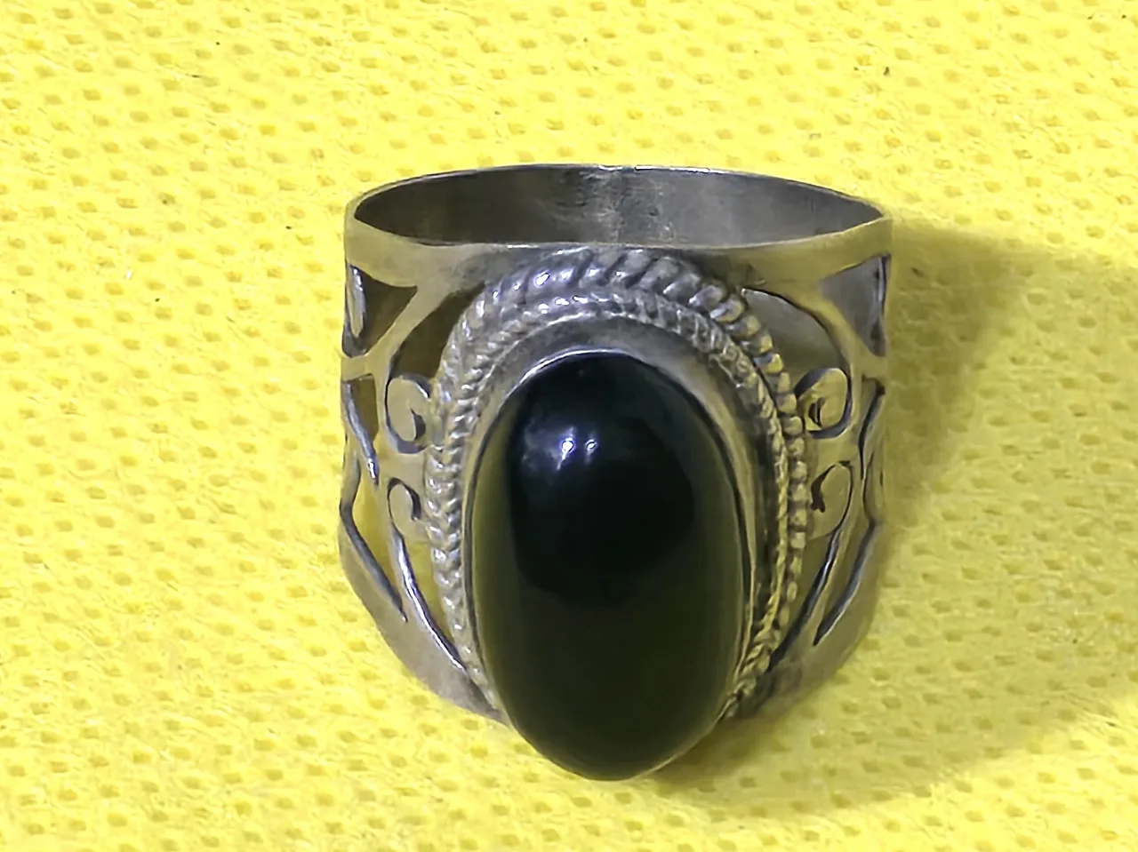 טבעת מעצבים רחבה ומרשימה כסף סטרלינג 925 חתום ראש הטבעת משובץ בתוך במה אובלית באבן אוניקס בליטוש קבושון מידה 7 משקל 6.5 גרם