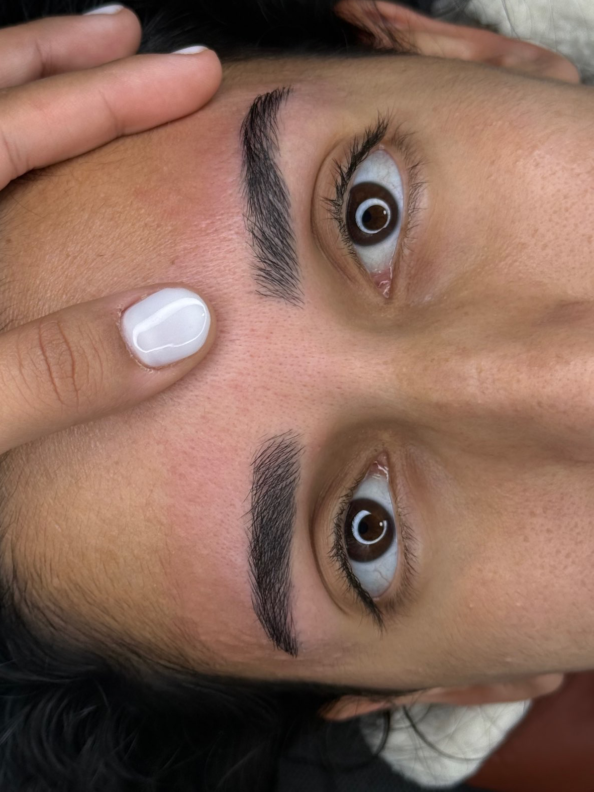 עיצוב גבות טבעיות