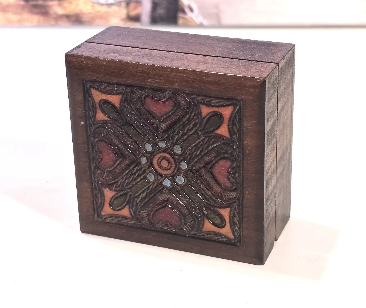 תיבת  עץ מעוטרת, 7x7x4 ס״מ