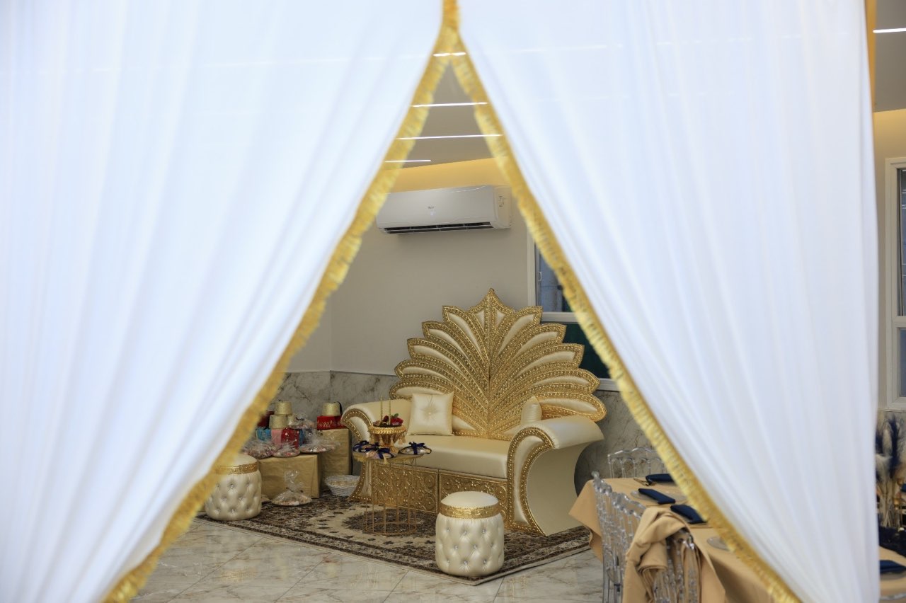 כורסא עם גשר וכלי נוי