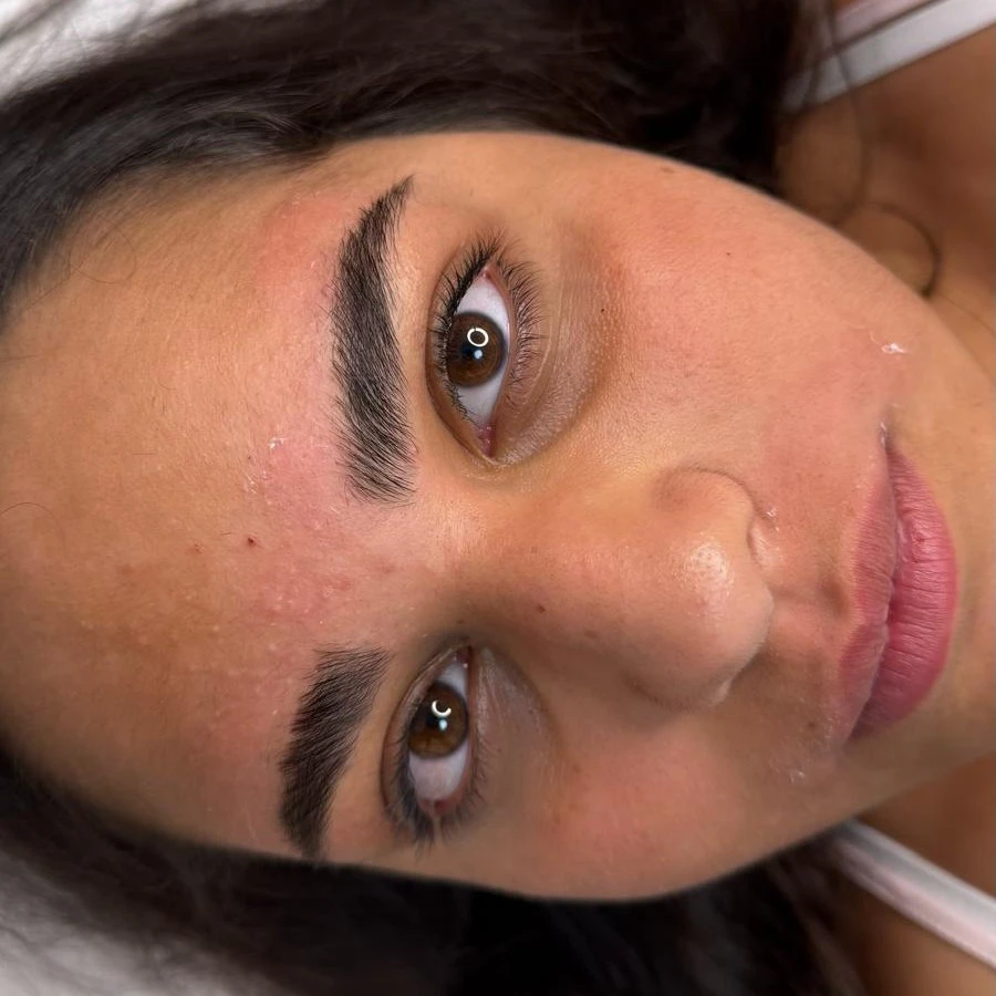 עיצוב גבות טבעיות