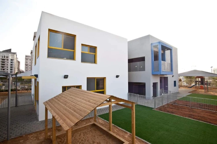 4 גני ילדים = 2 + 2 *נבנה*