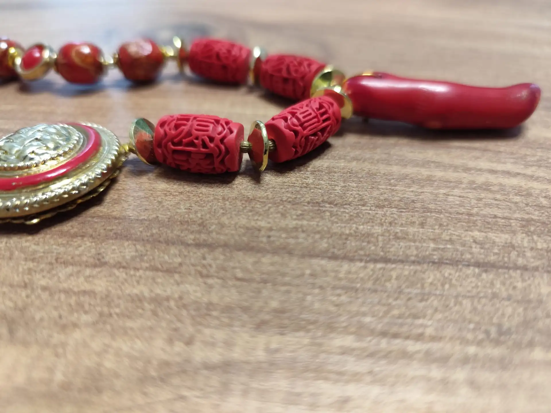 סט שרשרת עם צמיד ועגילים, אבני קורל עם חרוזי פלסטיק וזכוכית