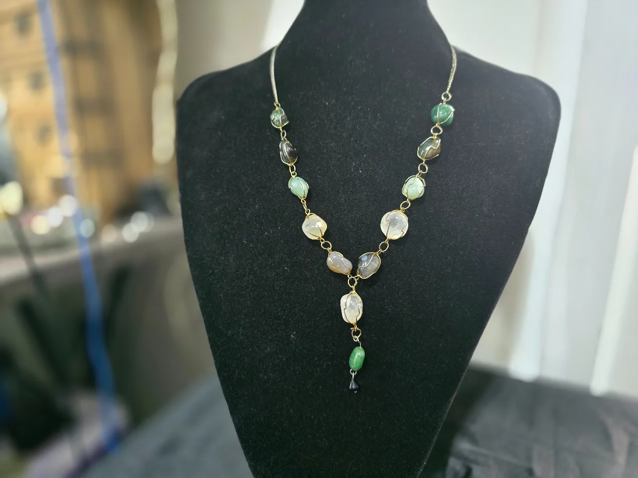 שרשרת אבני חן ברזילאית יחודית במיבנה Y מחמיא עשויה אבנים טבעיות שילוב צבעים לבן ירוק ואפור אבני אגת פריט אספנות יחודי עם סגולות