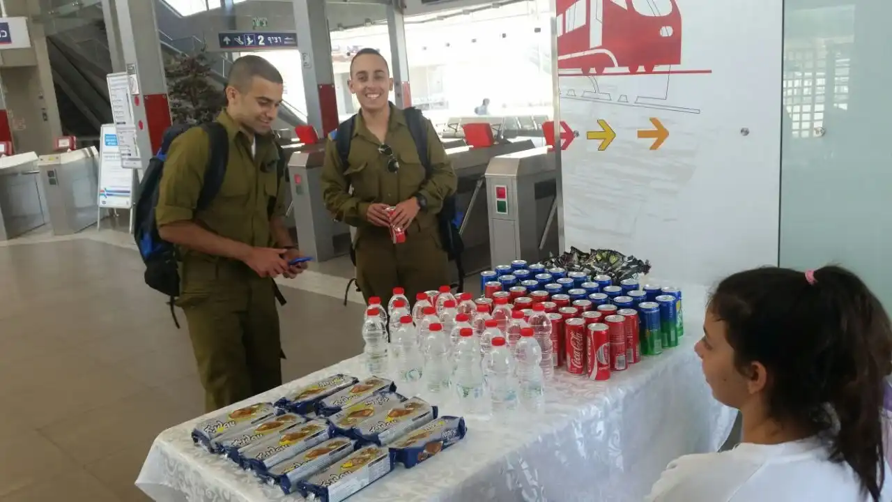 תרומות חסד – עמדת ממתקים לחיילים ביבנה שמחממת את הלבבות