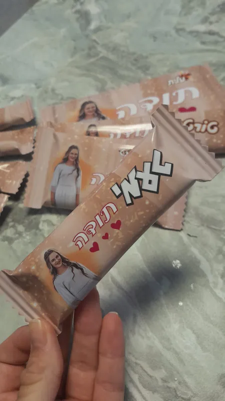 כוס עם שוקולדים ממותגים