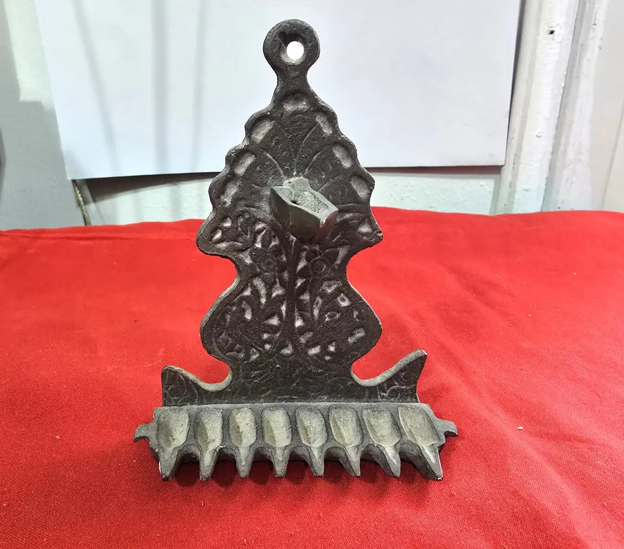 חנוכיה ישנה  קטנה ממתכת יצוקה וינט'ג שימשה למסעות