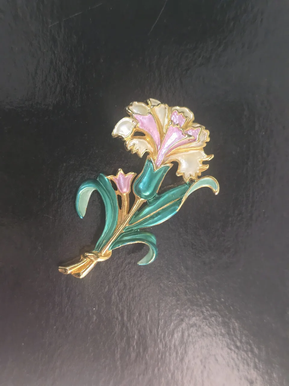 סיכה וינט'ג מיוחדת הפרח צבוע באמייאל ירוק וורוד וציפוי זהב