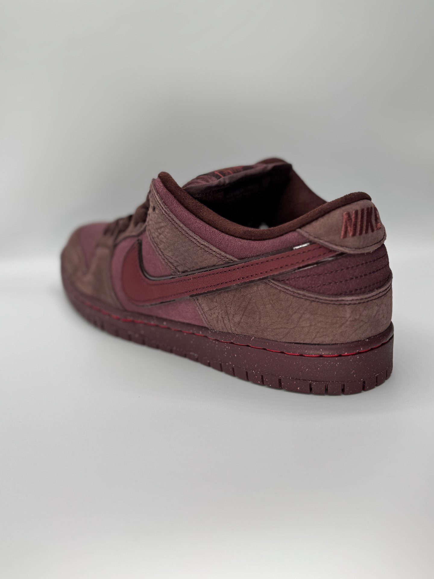 Nike SB Dunk Low “City of Love Burgundy Crush”