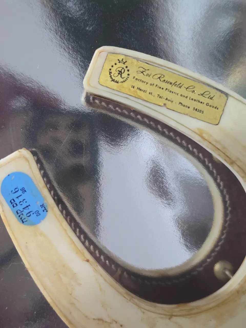 מתלה מפתחות מרשים בצורת פרסה חובה בכל כניסה לדירה .אבל שימו לב לחתימה מאחור "צבי רוזנלפד" פריט ישן במצב פצצה הסטוריה