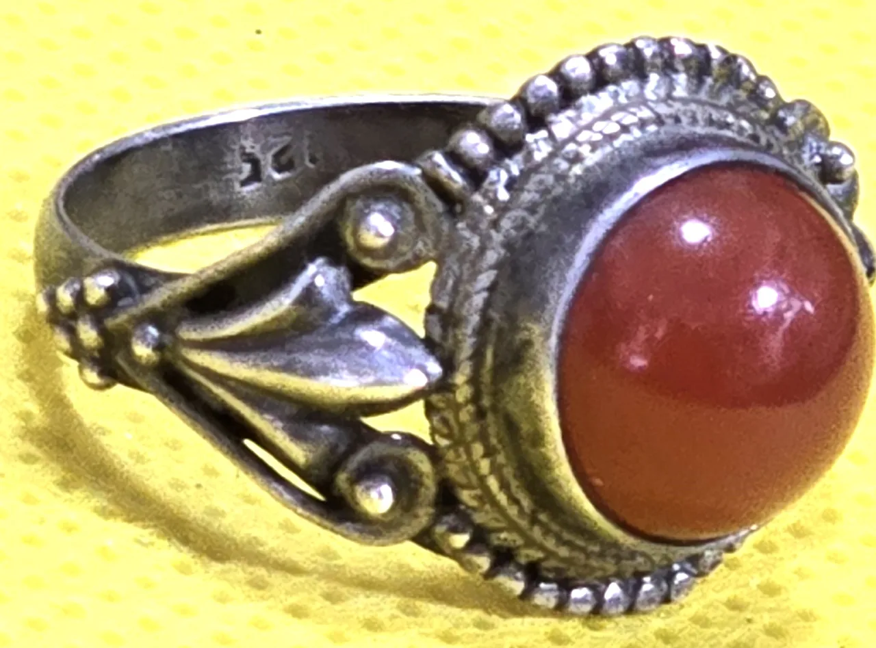 טבעת כסף ישנה ומרשימה באיכות מעולה....שבוץ אבן קורנילאן