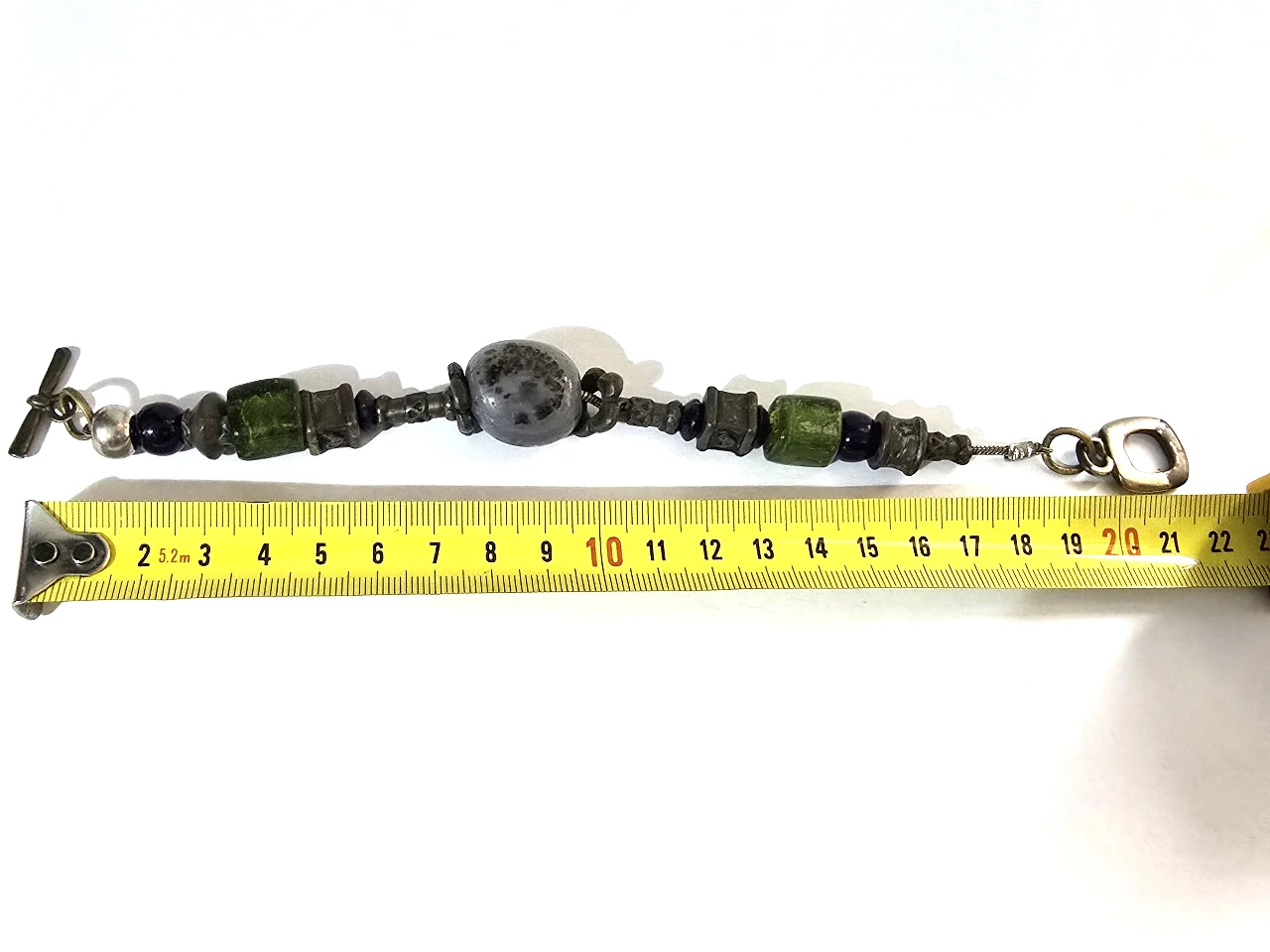 צמיד אומנותי עם חרוזי וינטאג' ואבן מלכיית