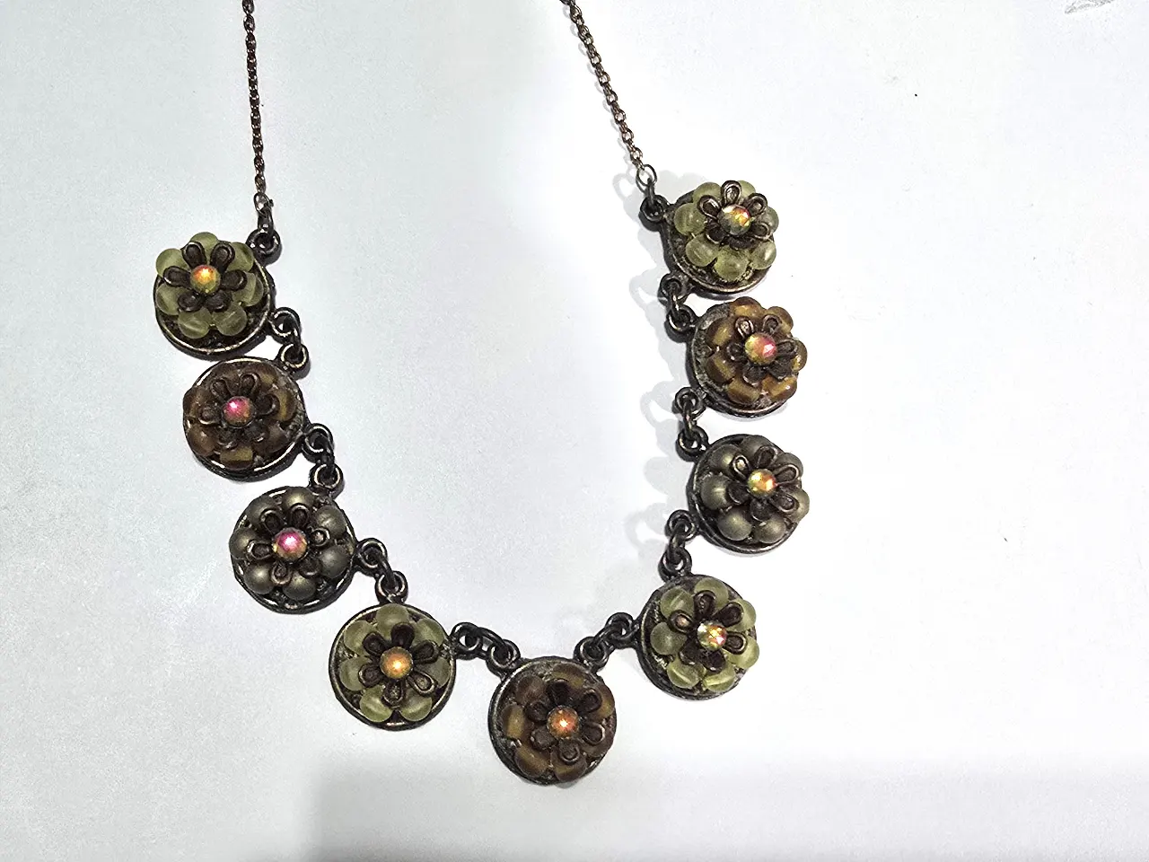 שרשרת מהממת מבית מיכל נגרין מעוטרת בפרחים ואבני סברובסקי חתומה מאחור