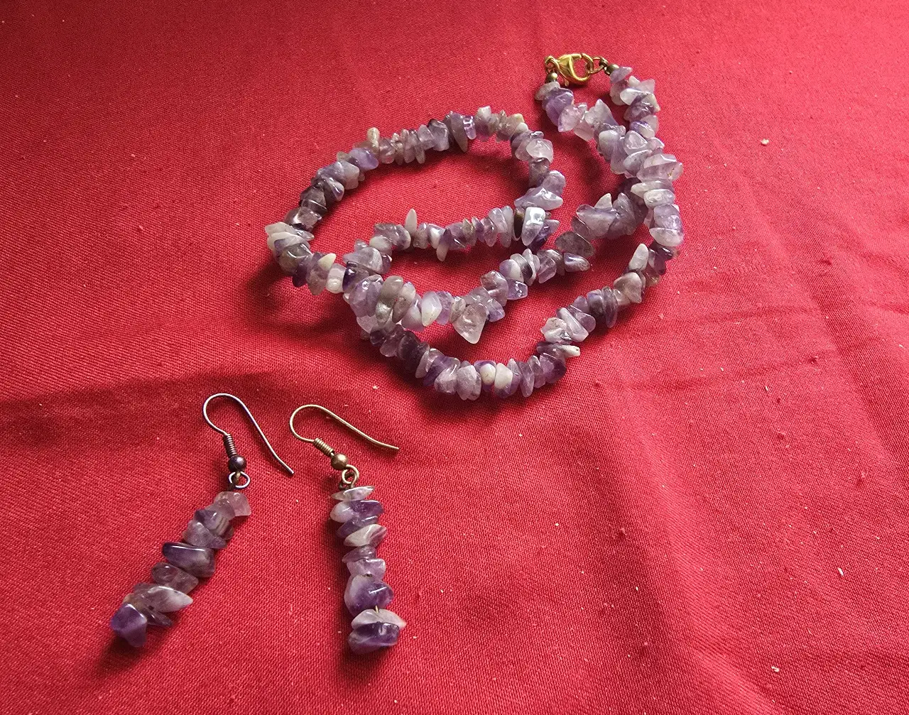 שרשרת וזוג עגילים תואמים סוגר מתכת מוזהב עשויים עם אבני אמטיס