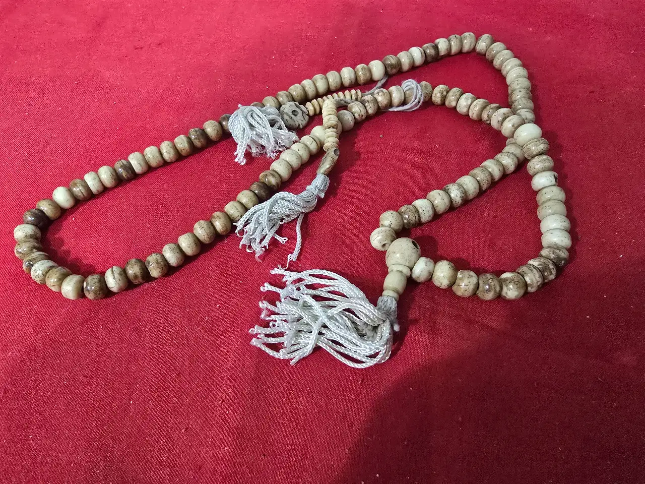 מחרוזת תפילה מוסלמית בעלת 99 חרוזים המשמשת לציון שמו של אללה או לשימוש מרגיע המחרוזת מחולקת לשלושה מקטעים בין המקטעים ניתן לראות חרוזים מפרידים הנקראים 'שאהד' או 'פאסילה' החרוזים בצבע שנהב עשויים מעצם גמל