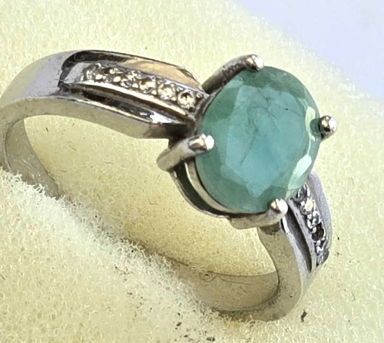 טבעת יוקרתית עשויה כסף 925 עבודת יד משובצת אבני אמרלד וזירקונים . מ - 8
