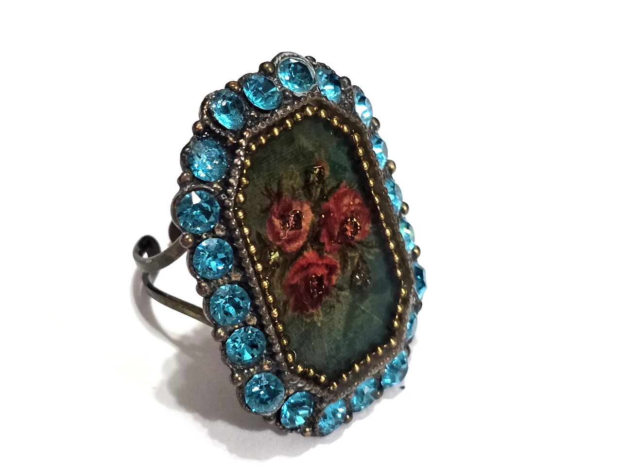 טבעת מבית מיעל נגרין גדולה ומרשימה שבוץ תורכיזים ואבני סברובסקי ובמרכז אמיאייל מהמם הטבעת מתכווננת מידות בתמונות