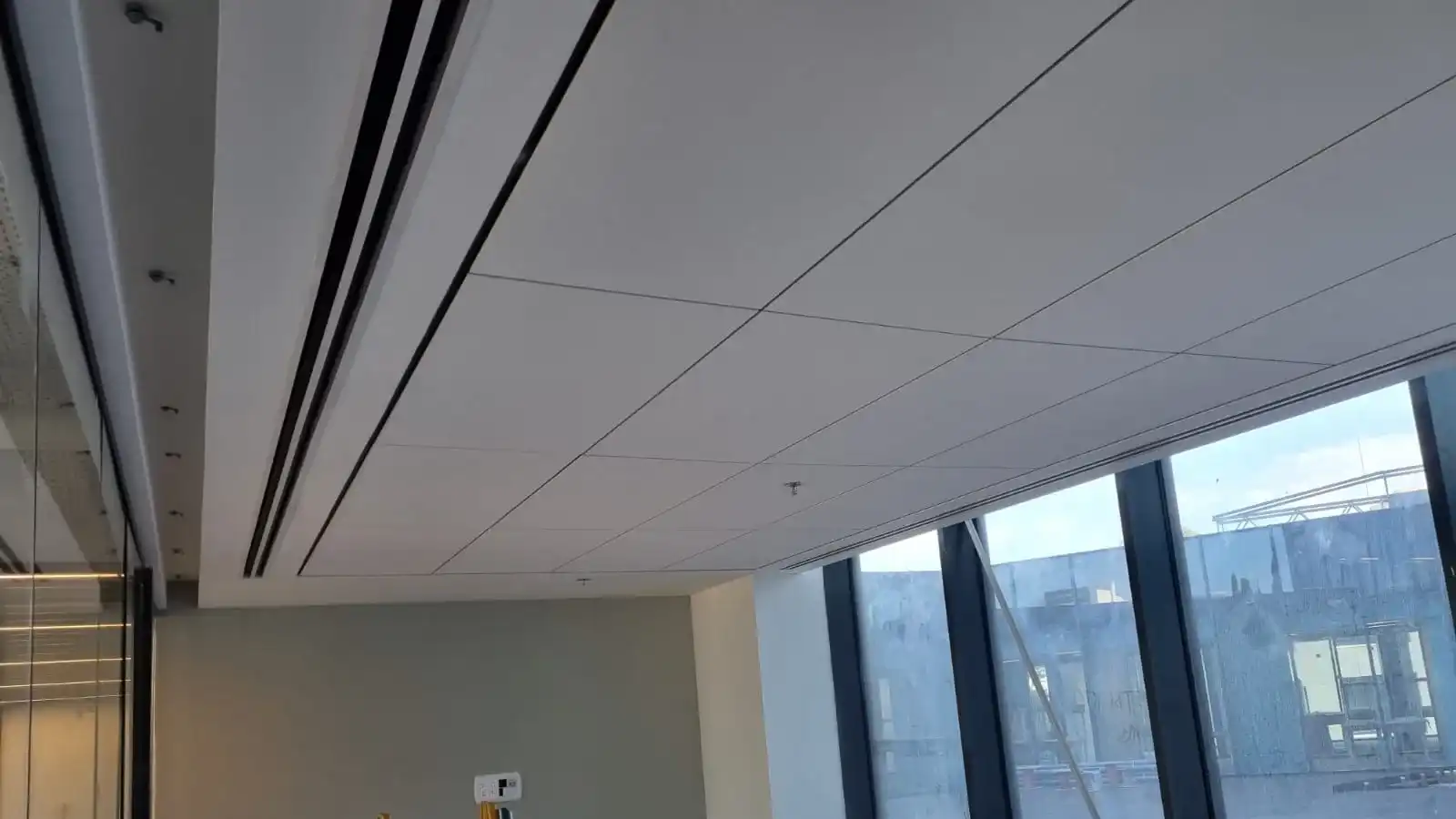  תקרות אקוסטיות צפות ומדבקות