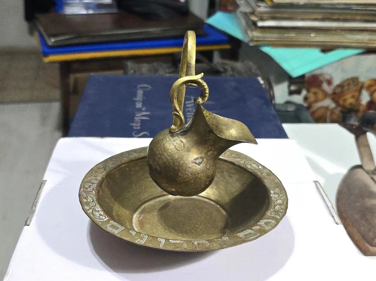 קערה וכד מים אחרונים עשויים פליז תוצרת א.נ אופנהיים משנות ה50-60. קוטר הקערה 16.5 ס"מ, גובה הכד 9 ס"מ, חתומים. פטינה