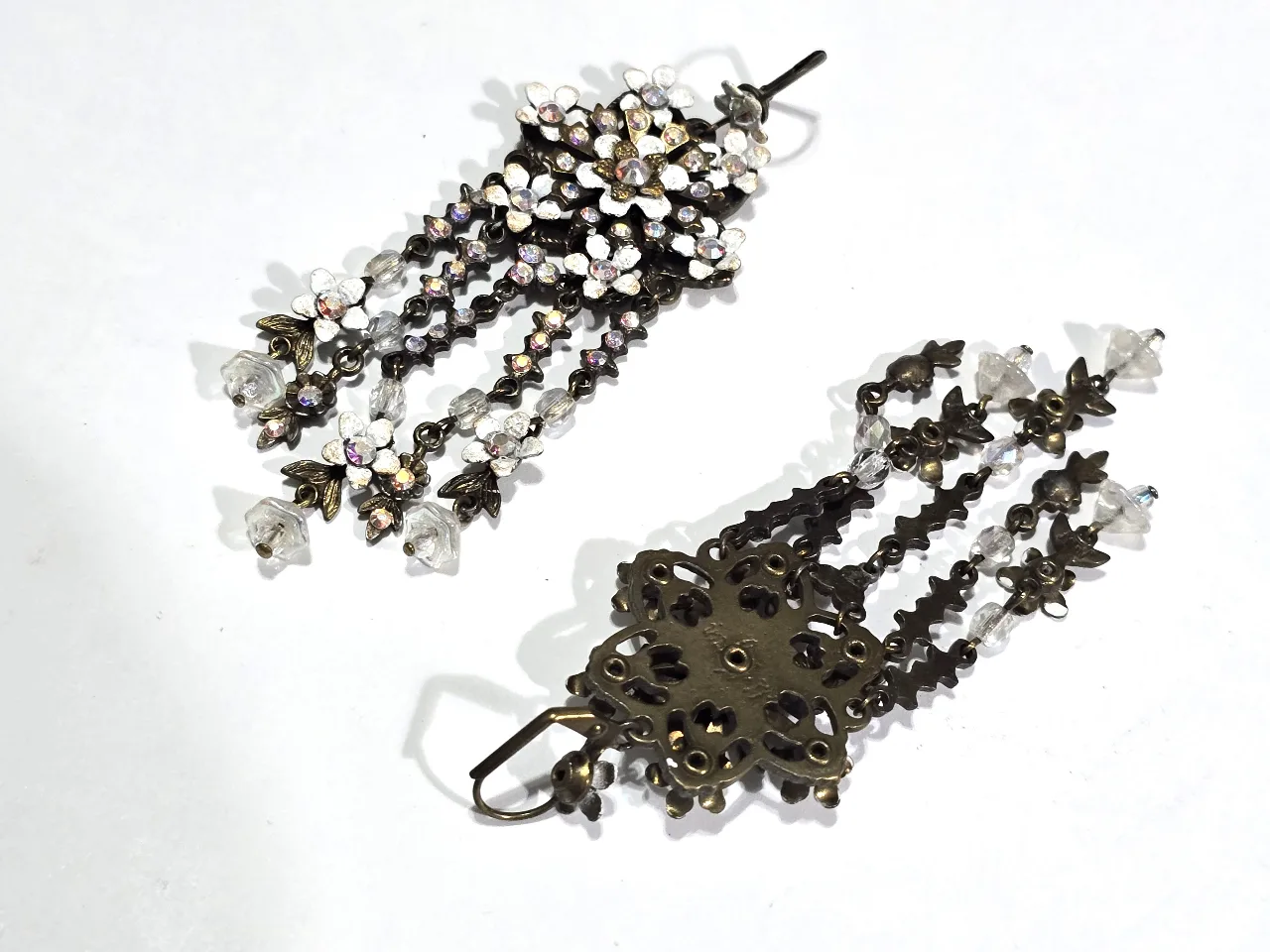 עגילים תלויים של מיכל נגרין פרחים של מיכל ואבני סברובסקי אורך כ.8 ס'מ