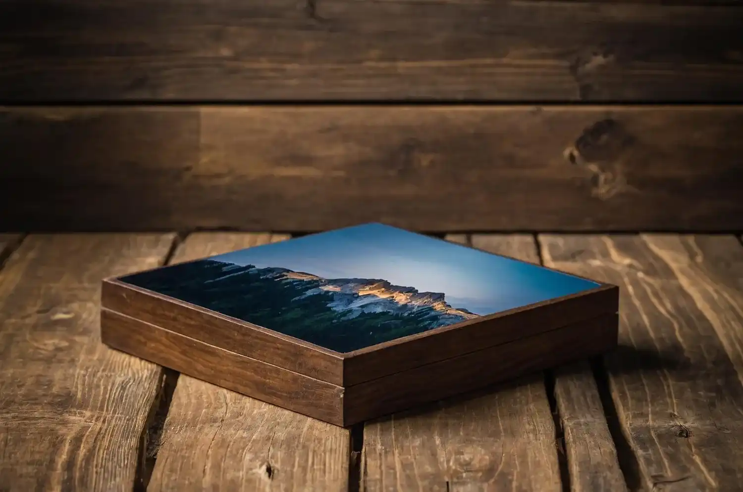 מעמדים מעץ עם חריטה אישית