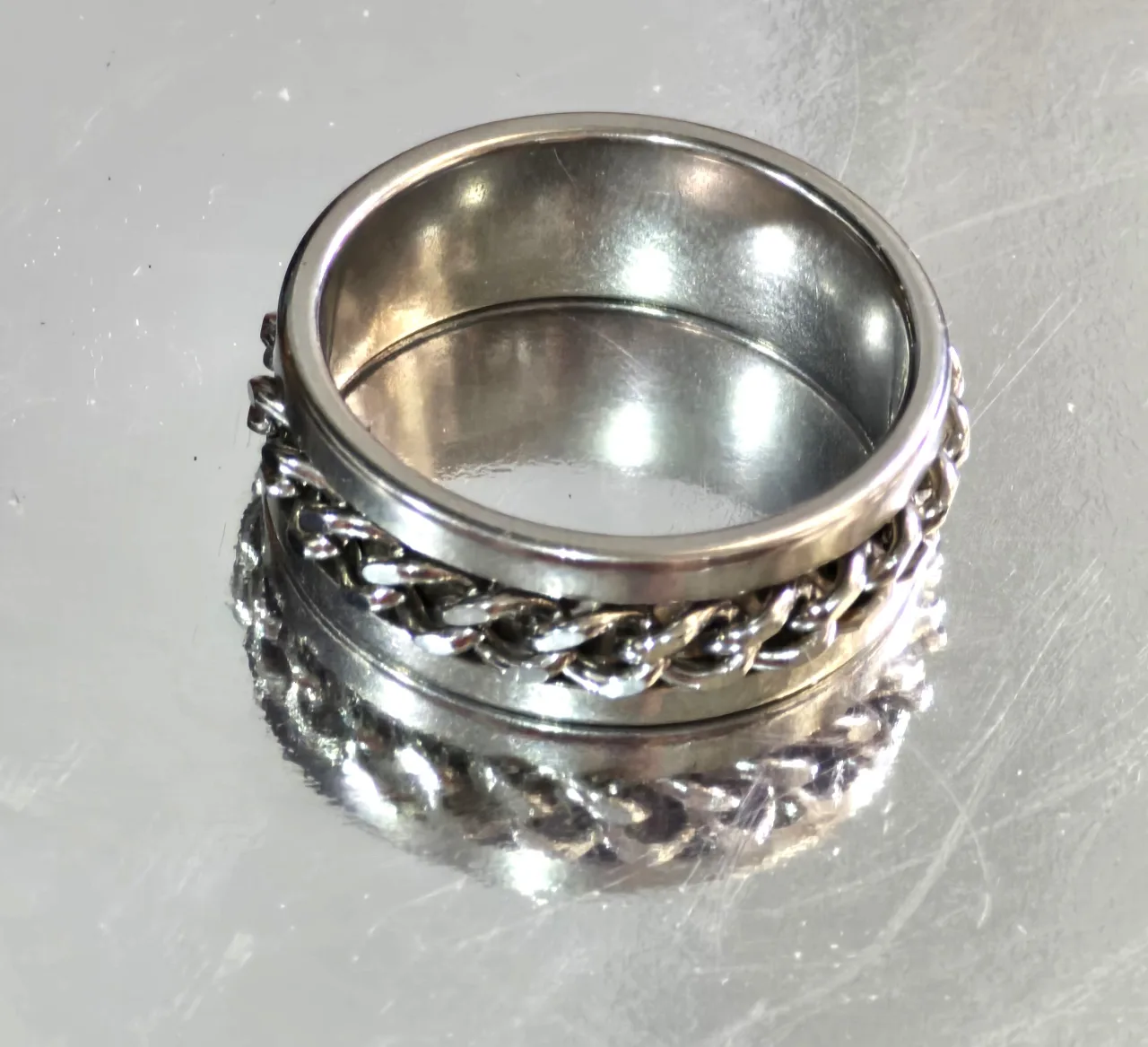 טבעת פלדת אל-חלד מידה 9.5\10 הטבעת בציפוי כסף ובמרכז טבעת מסתובבת