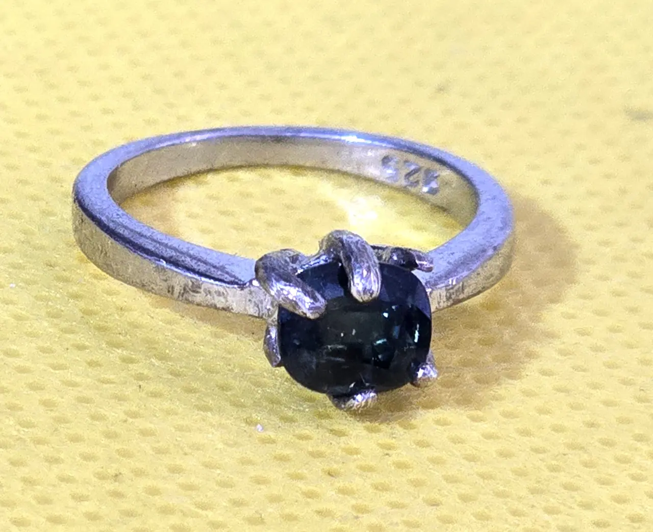 טבעת כסף קלאסית מרהיבה ובעלת נוכחות כסף סטרלינג 925 חתום  עשויה בעבודת יד אומן ראש הטבעת משובץ באבן פרודייט איכותית  בליטוש יהלום מידה 4 משקל 2.3 גרם