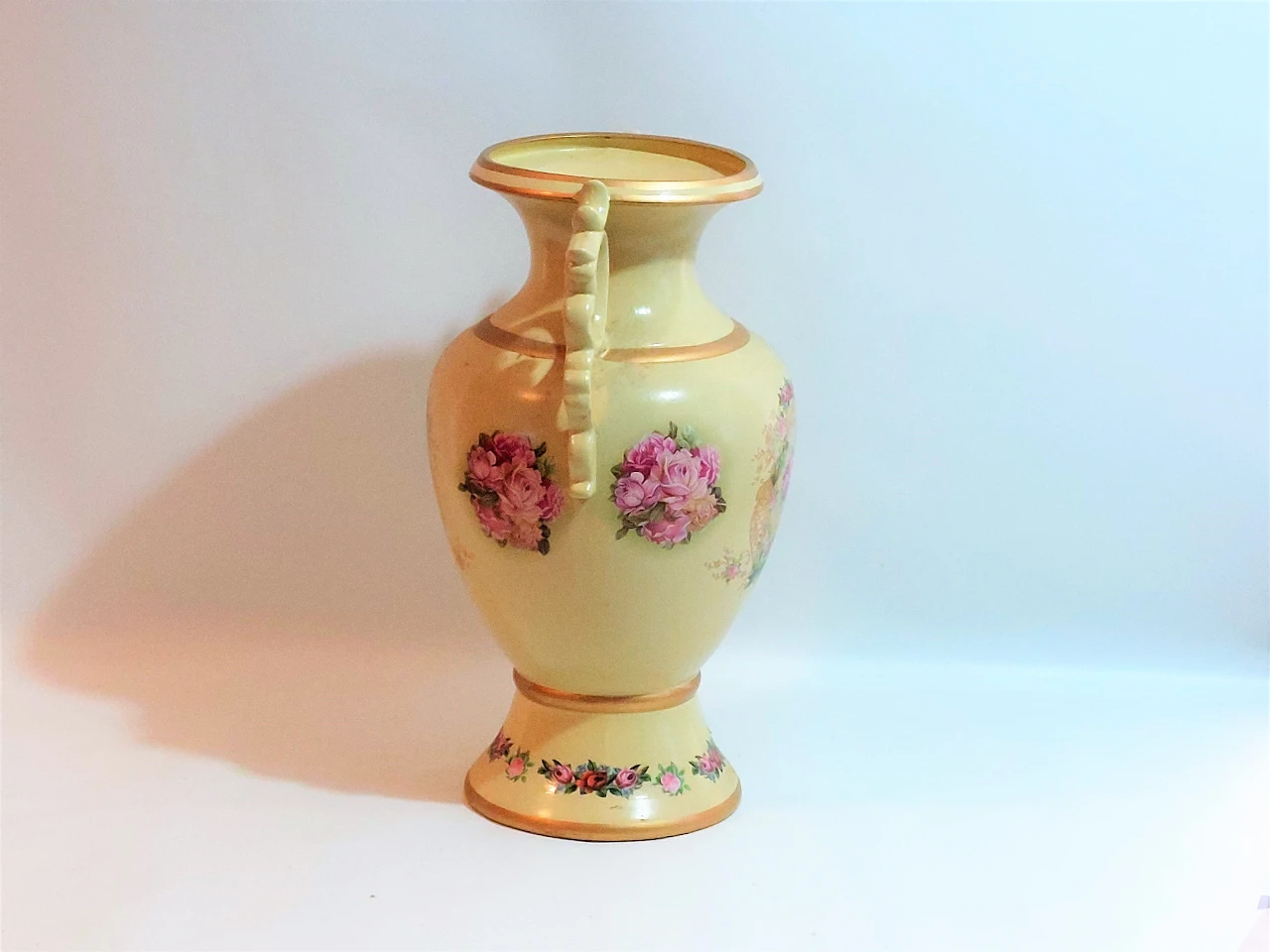 אגרטל גדול ממדים מבית מיכל נגרין מעוטר בפרחים עשוי מקרמיקה