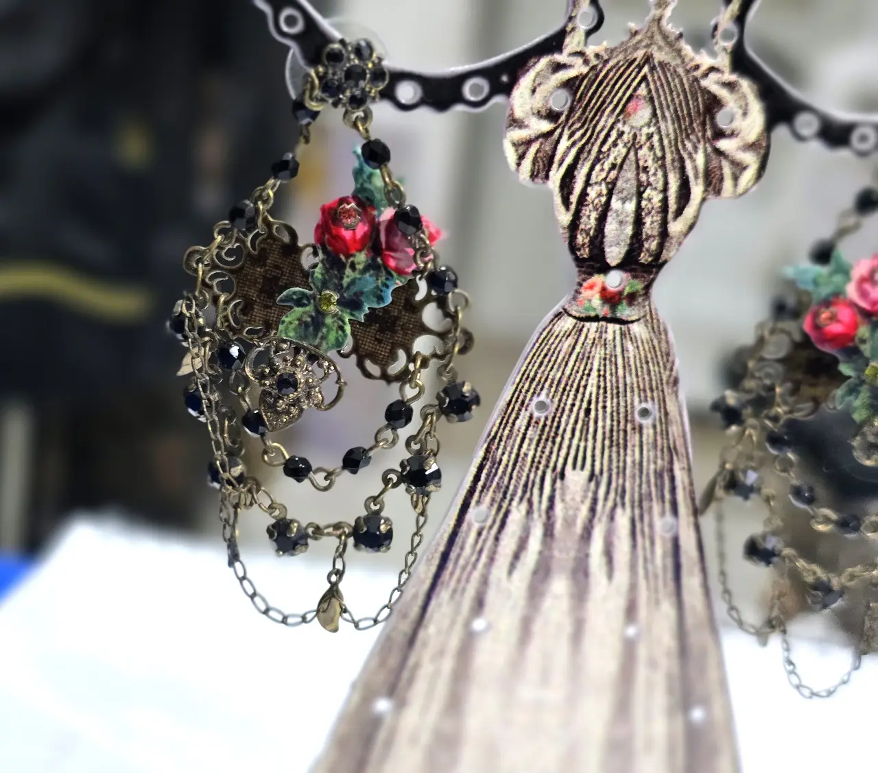 עגילי מיכל נגרין מעוטרת בפרחים ואבני סברובסקי