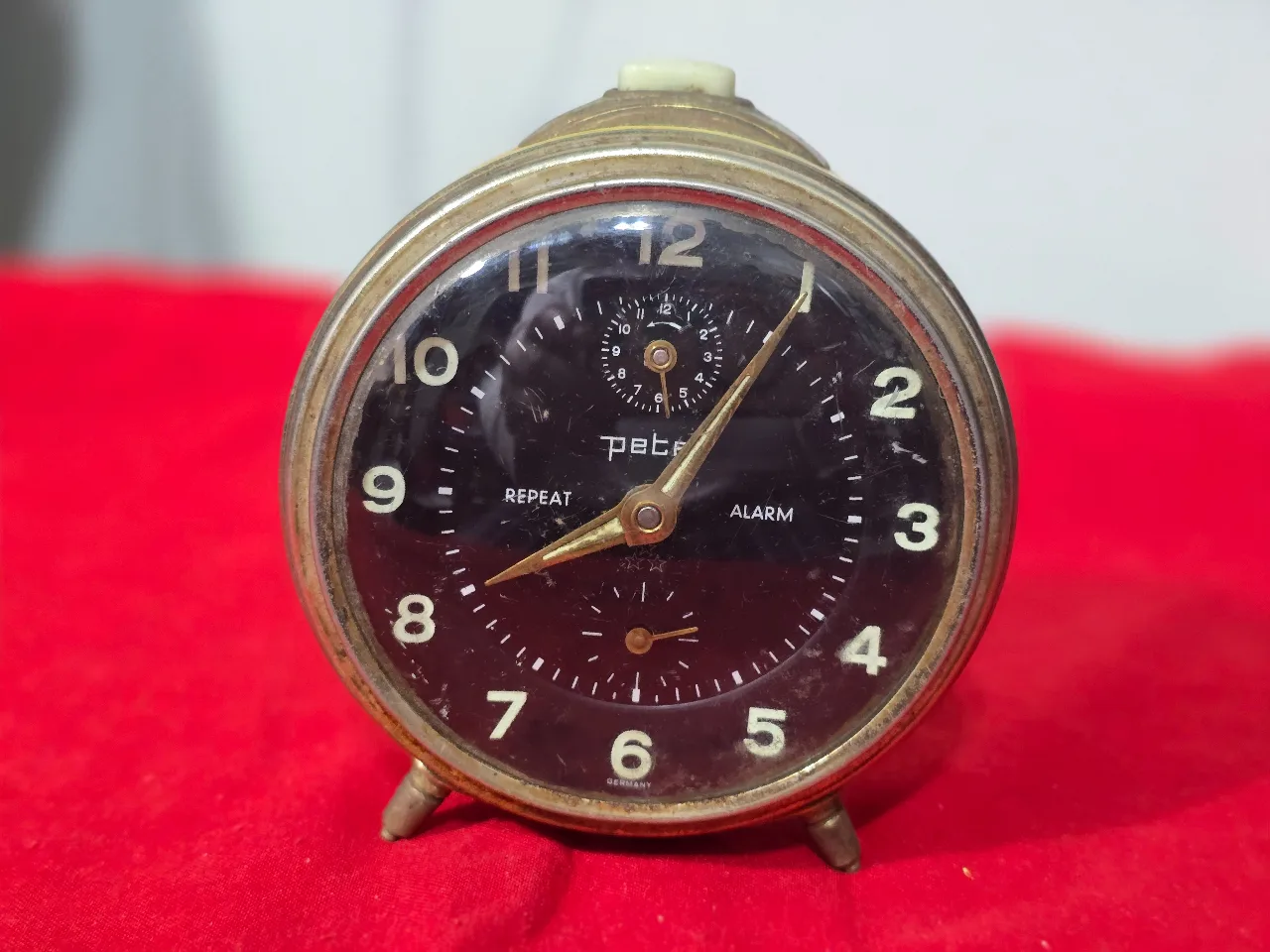 שעון מעורר ישן מאד שנות ה..50\60 יוצר בגרמניה בולי מס קניה מצתב חיצוני לא רע שלם  חיצונית יד טובה מסדרת את השעון לאספנים