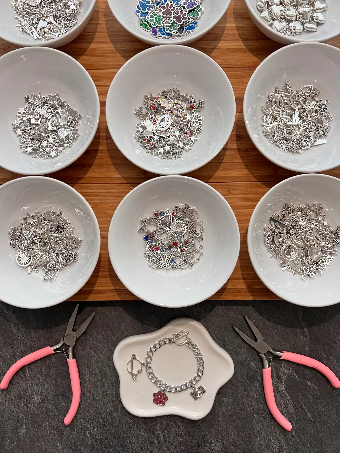 סדנאות יצירת צמידים בעיצוב אישי – חוויה יצירתית לכל אירוע