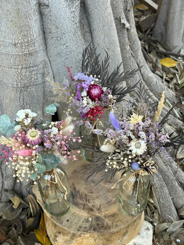 בקבוקי זכוכית לעיצוב שולחנות עם פרחים יבשים