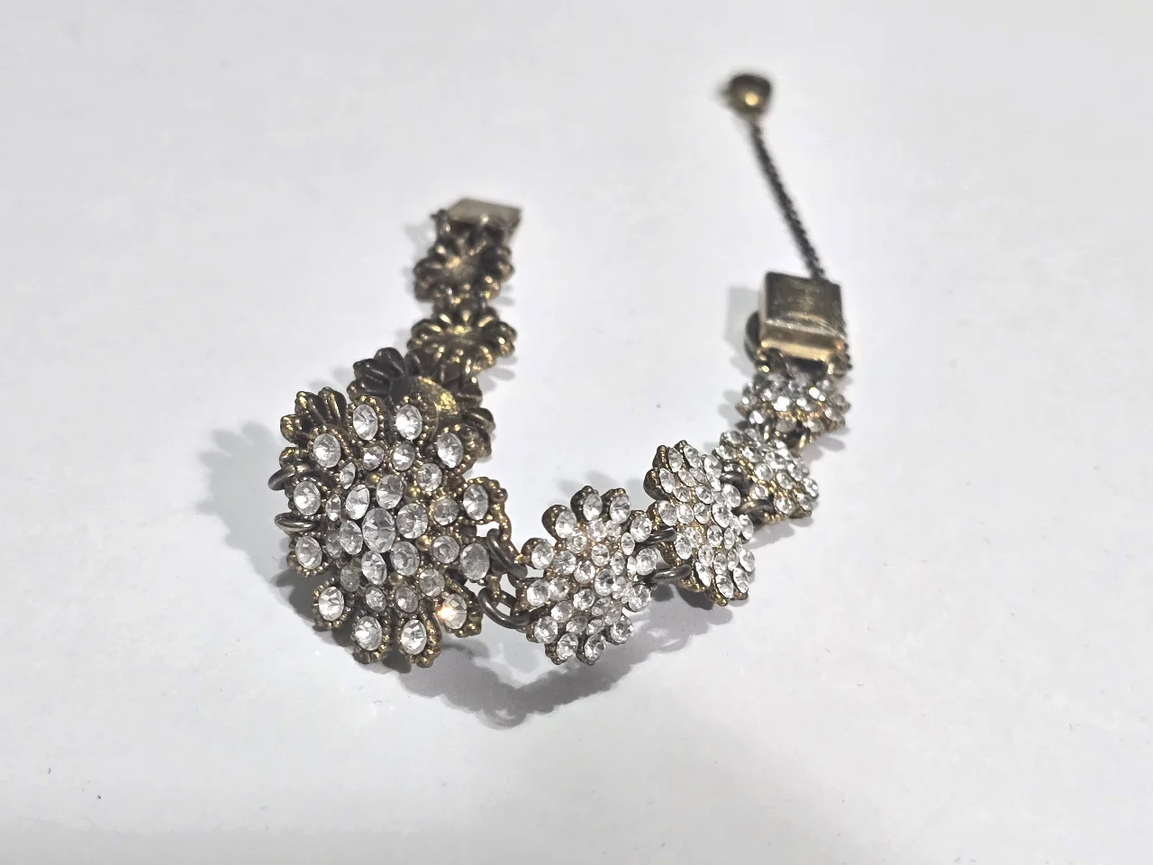 מיד של מיכל נגרין שבוץ אבני סברובסקי בצבעי יהלום