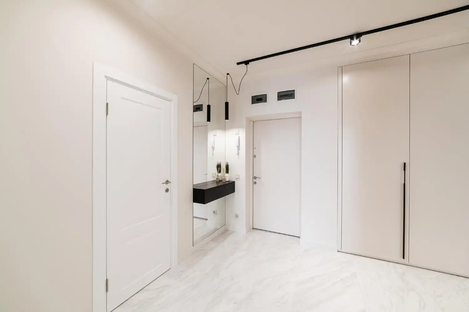 מגוון רחב של גוונים וטקסטורות לדלתות פנים