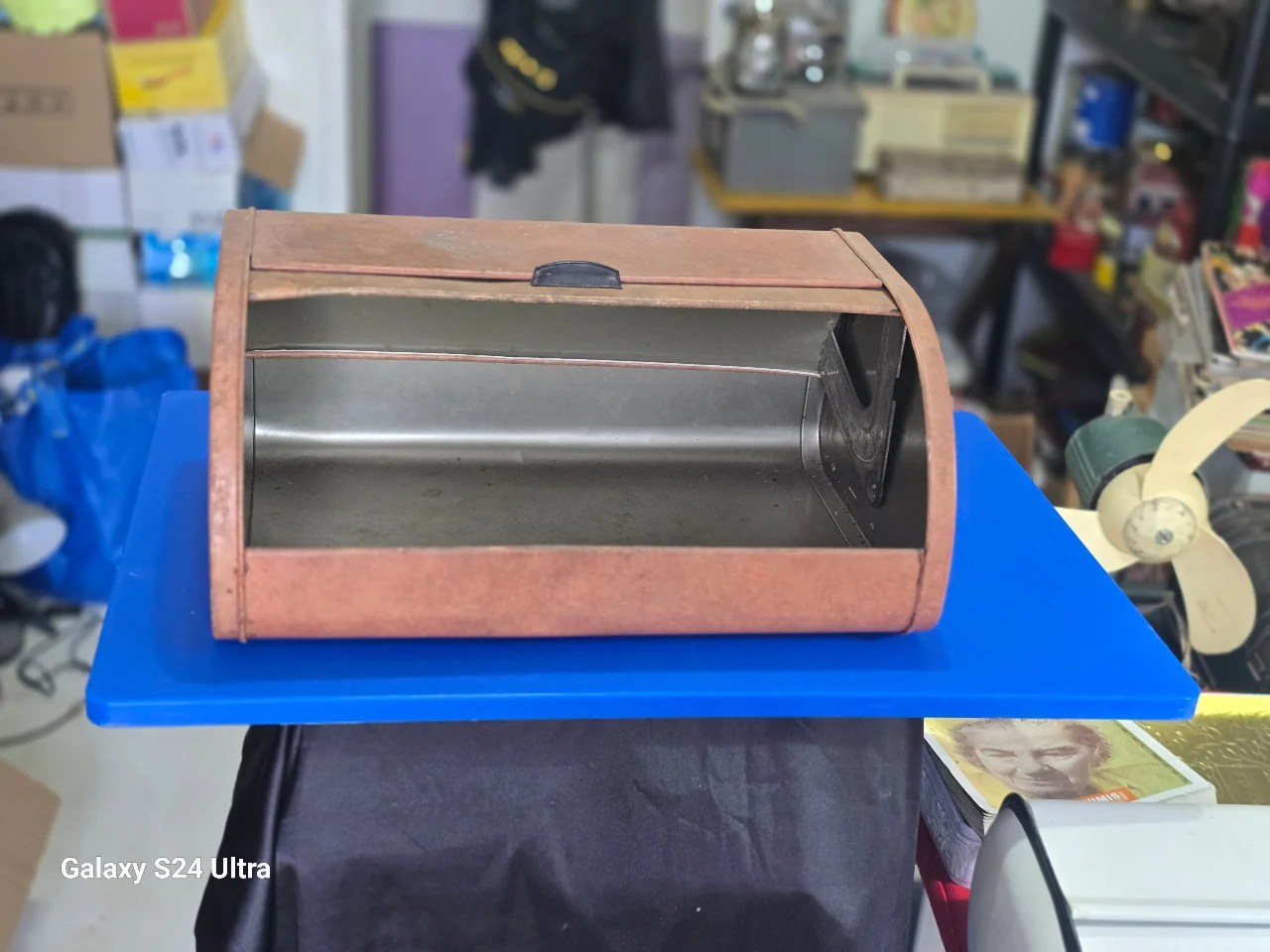 Bread ארגז לחם אנגלי ישן, עשוי פח בעבודת יד, עם פתח שנתקפל כלפי פנים