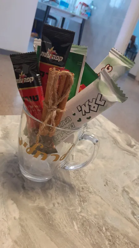 כוס ממותגת עם שוקולדים אישיים