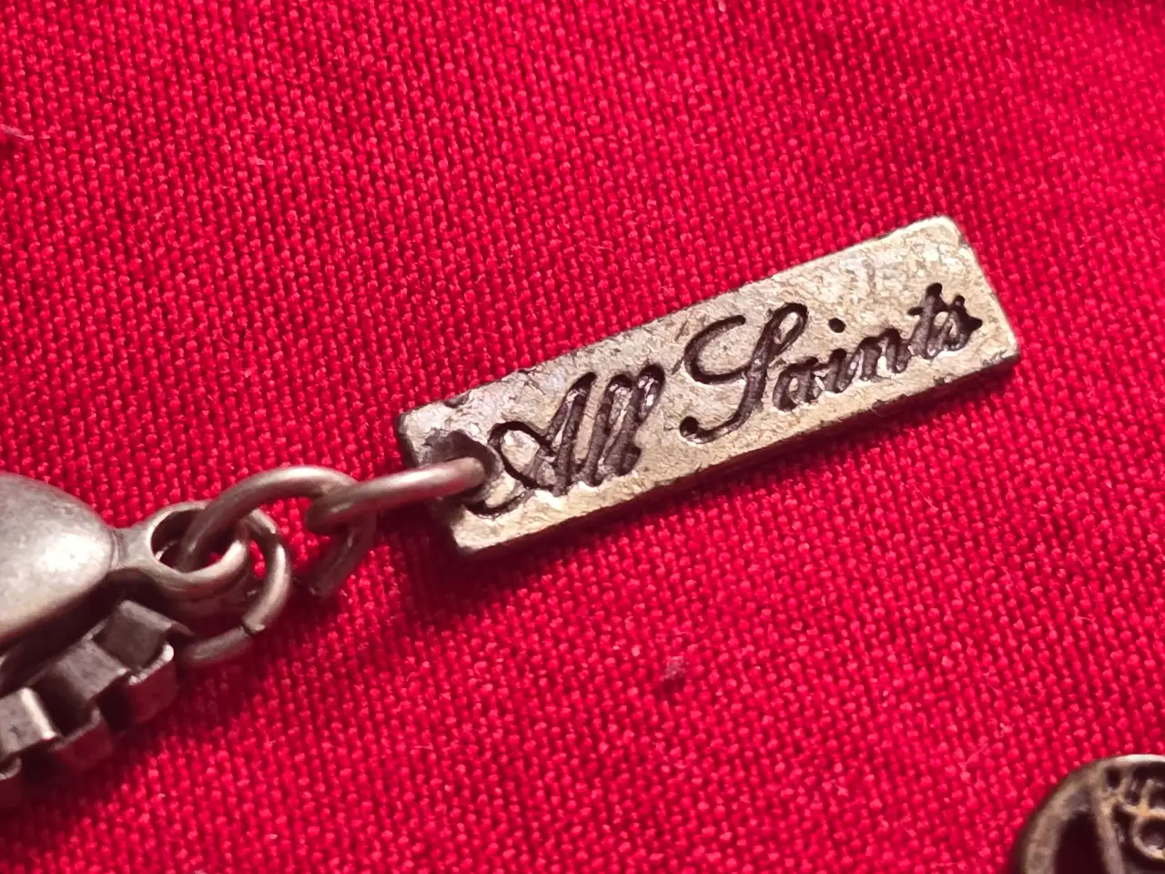 תליון מתכת גדול בצורת סהר וזוג עגלים שתואמים לתליון ועוד 2 עגילים בסגנון דומה התכשיט  של המותג AllSaints בית אופנה אנגלי